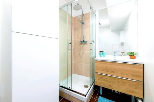 une salle de bain avec douche et lavabo dans l'établissement La Paillote - Parking privé - Lit King Size, à Corbeil-Essonnes