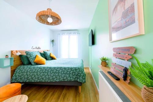 une chambre avec un lit avec une couverture verte dans l'établissement La Paillote - Parking privé - Lit King Size, à Corbeil-Essonnes