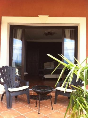 un salon avec deux chaises et une table dans l'établissement Belle Etoile Ardeche, à Villeuneuve-de-Berg