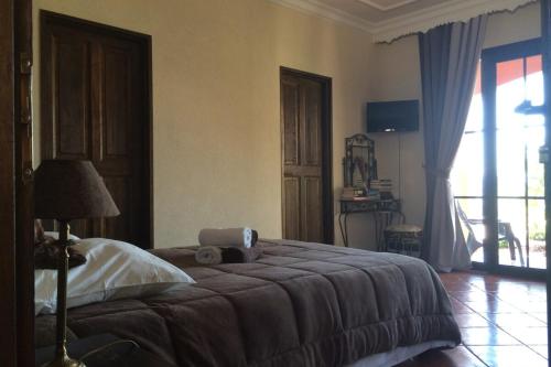 une chambre avec un lit avec une lampe et une fenêtre dans l'établissement Belle Etoile Ardeche, à Villeuneuve-de-Berg