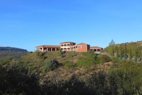 une maison au sommet d'une colline dans l'établissement Belle Etoile Ardeche, à Villeuneuve-de-Berg