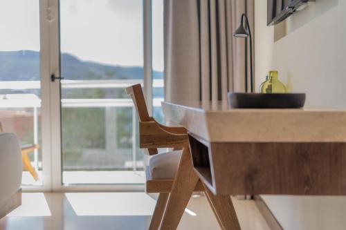 a wooden desk with a bowl on it in a room with a window at Hotel Indigo La Paz Puerta Cortes by IHG in La Paz
