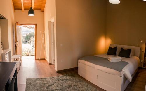 a bedroom with a bed in a room at Quinta-lina de serpins in Serpins