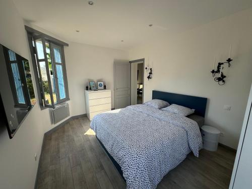 Postel nebo postele na pokoji v ubytování MYRTILLE - Maison 6 personnes avec jardin à 100m de la plage