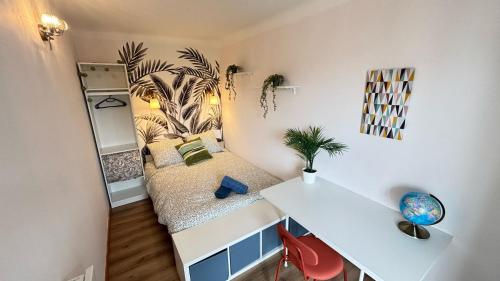 ポーにあるCosy Armenia - T2 - Proche du centreのベッドと机のある小さな部屋