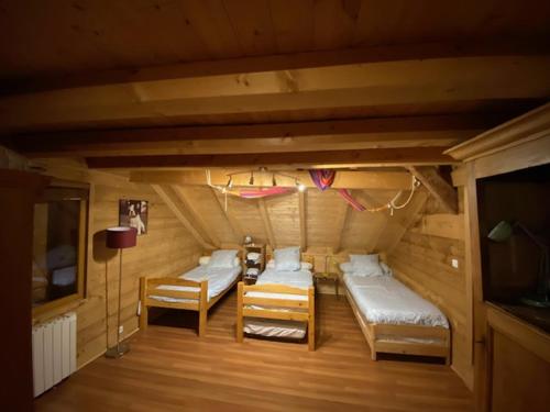 Ένα ή περισσότερα κρεβάτια σε δωμάτιο στο Chalet 1830 au pied du MONT CHARVIN