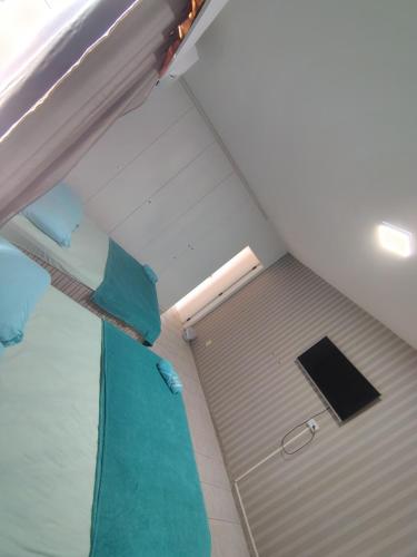 a room with a bunk bed in a room at Cobertura Duplex Próx da Praia in Recife
