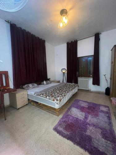 Postel nebo postele na pokoji v ubytování bayt alrahaal
