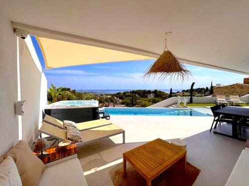 - un salon avec vue sur la piscine dans l'établissement Vue mer à couper le souffle - Villa d'architecte, à Bandol