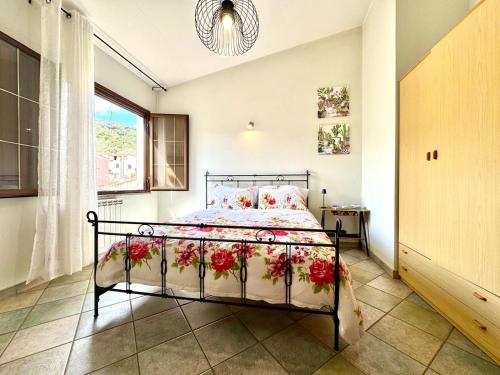 une chambre avec un lit et une fenêtre dans l'établissement La Corte Azzurra Terrace, à Bari Sardo