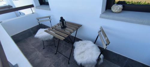 a room with two benches with white fur at Casa Las Plataneras in Santa Maria de Guia de Gran Canaria