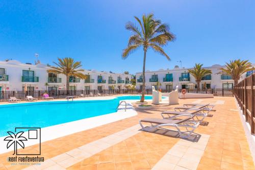 Bazén v ubytovaní Casa Roxy Pool View Wi-Fi by iRent Fuerteventura alebo v jeho blízkosti