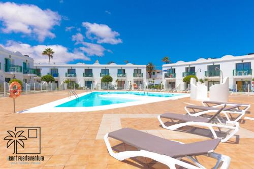 Bazén v ubytovaní Casa Roxy Pool View Wi-Fi by iRent Fuerteventura alebo v jeho blízkosti