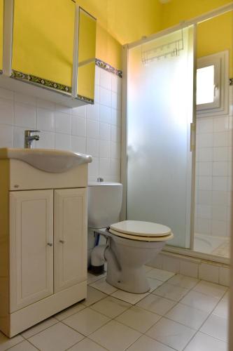 une salle de bain avec toilettes, lavabo et douche dans l'établissement Le Miradou, à Arles