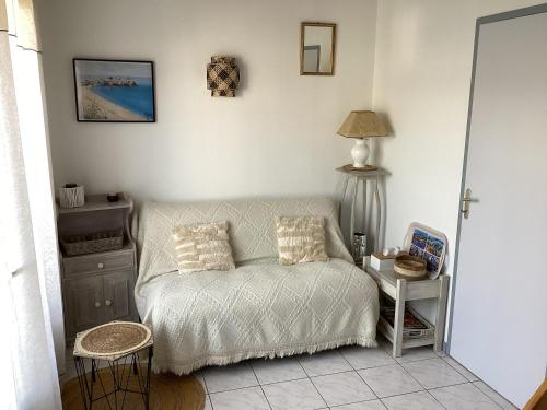 un salon avec un canapé et une lampe dans l'établissement MAISON Estivale Royan Vaux sur Mer, à Vaux-sur-Mer