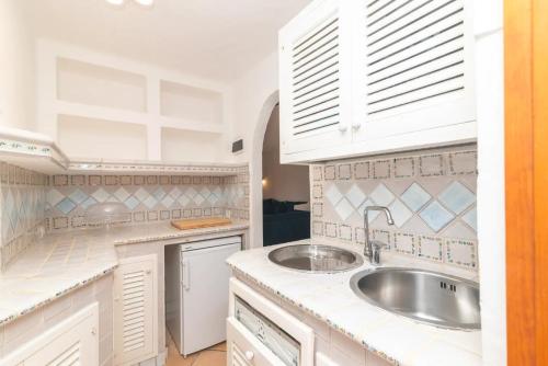 Η κουζίνα ή μικρή κουζίνα στο Villa Punta Sardegna