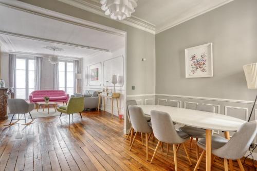 une salle à manger avec une table et des chaises dans l'établissement Le Colbert, à Versailles