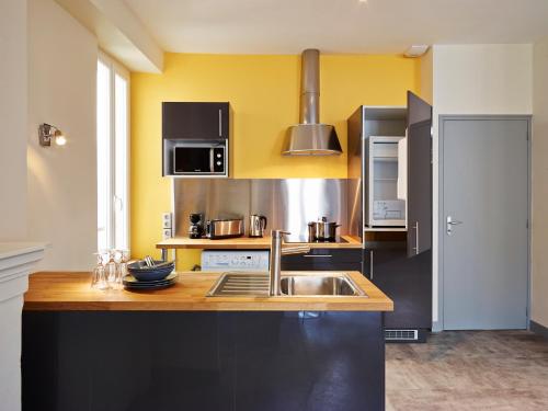 Kuchyň nebo kuchyňský kout v ubytování Appartements Rue Lemoine XXL