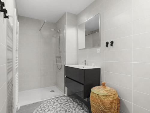 une salle de bain blanche avec un lavabo et une douche dans l'établissement 70m2, piscine , 2 chambres, à La Garde-Freinet