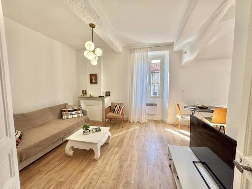 un salon avec un canapé et une table dans l'établissement Appartement centre-ville Ajaccio 1er Consul, à Ajaccio