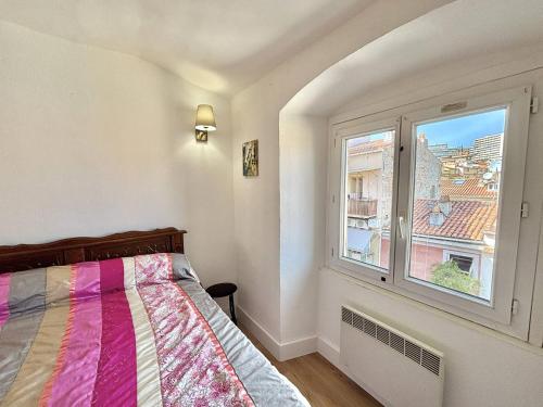 une chambre avec un lit et une fenêtre dans l'établissement Appartement centre-ville Ajaccio 1er Consul, à Ajaccio