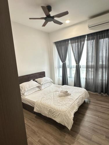 吉隆坡AGILE SKY HOME Near Pavilion with TRX and GOLF View Including Swimming Pool的带床和吊扇的卧室