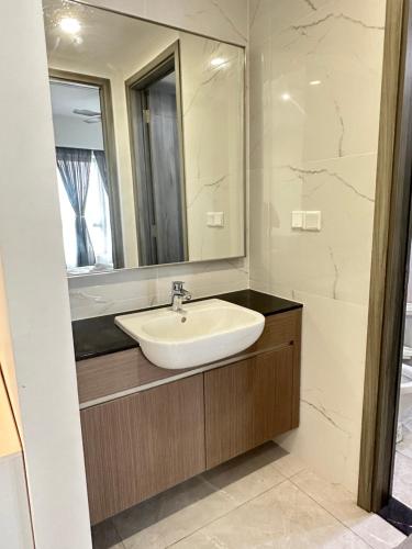 吉隆坡AGILE SKY HOME Near Pavilion with TRX and GOLF View Including Swimming Pool的带水槽和镜子的浴室