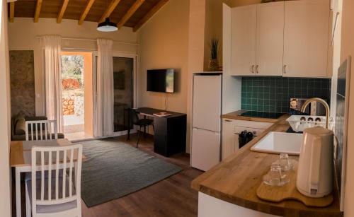 a kitchen with white cabinets and a counter top at Quinta-lina de serpins in Serpins