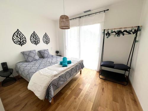 une chambre avec un lit et une chaise dans l'établissement VILLA CANTATE - Maison avec piscine, à Escource