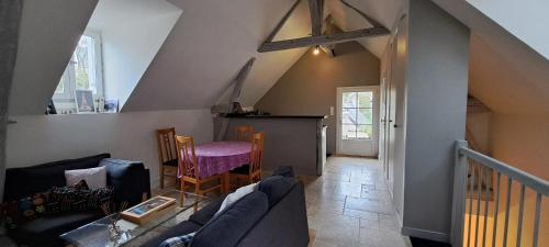 Posezení v ubytování Appartement accueillant à Luynes, 60 m² avec jardin