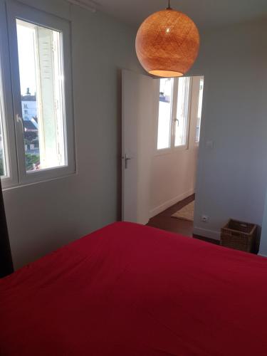 Ένα ή περισσότερα κρεβάτια σε δωμάτιο στο Cosy et lumineux 3 pièces 600m gare