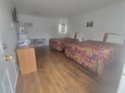 Postel nebo postele na pokoji v ubytování Elks Motel
