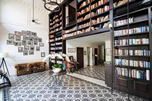 a library with book shelves filled with books at The Alcove Library Hotel in Ho Chi Minh City