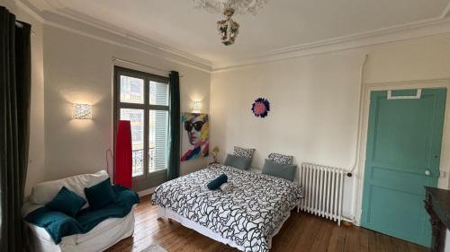 a bedroom with a bed and a window at Cosy Hortensia - T5 - Place Clémenceau & parking in Pau