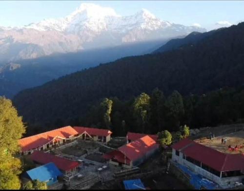 una vista aerea di un edificio con montagne sullo sfondo di Hotel mardi station and restaurent a Astam