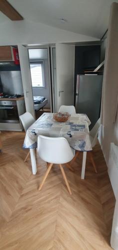 Photo de la galerie de l'établissement MH 148, camping bois dormant, 2ch, 4 pers, à Saint-Jean-de-Monts