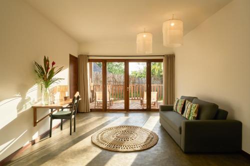 a living room with a couch and a table at Loharano Lodge in Ambaro