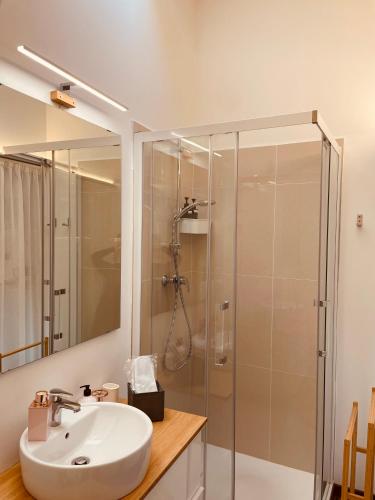 a bathroom with a sink and a shower at Onda Marina B&B Superior in Marano Lagunare