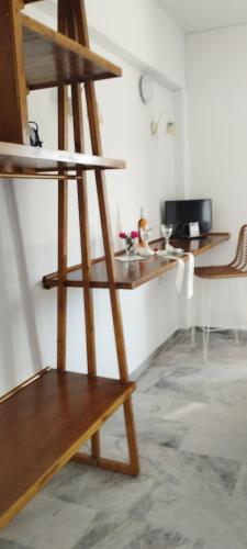 a wooden shelf in a room with a table at Παραθαλασσιο στουντιο Μιχαλιας Sea view studio Michalias Νουμερο 8 in Agia Marina Aegina