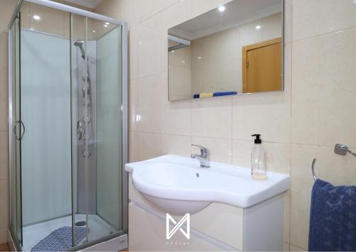 ein Badezimmer mit Waschbecken und Dusche in der Unterkunft MyStay - Casa do Telhal in Vila Nova de Gaia