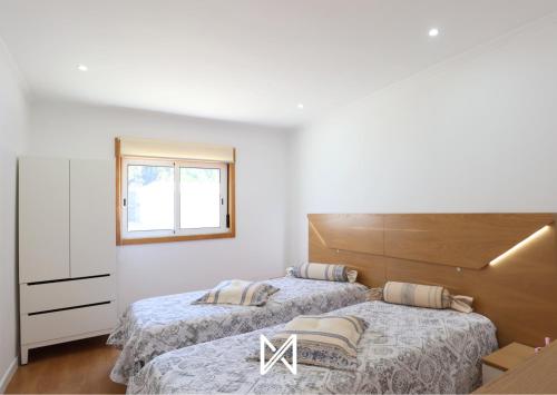 ein Schlafzimmer mit zwei Betten und einem Fenster in der Unterkunft MyStay - Casa do Telhal in Vila Nova de Gaia