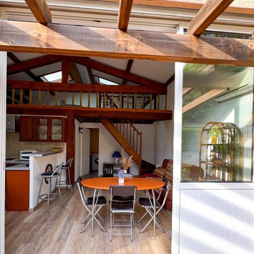 - une cuisine et une salle à manger avec une table dans une maison dans l'établissement Domaine Mare e Monti - T2 Les Oliviers vue mer, à Albitreccia