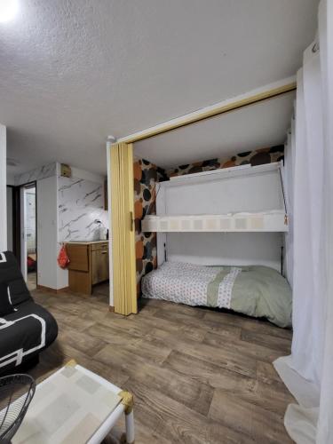 une chambre avec un lit superposé dans une pièce dans l'établissement Apt T2 bis, 5p secteur Richelieu avec terrasse, piscine, tennis, parking privé, au Cap d'Agde