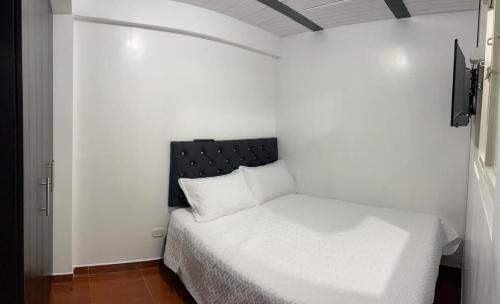 En eller flere senge i et værelse på Central Vacation Apartment