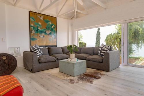 Enso Botanico Boutique Wellness Villa, with an outside wood-fire Hot Tub in Kosmosにあるシーティングエリア