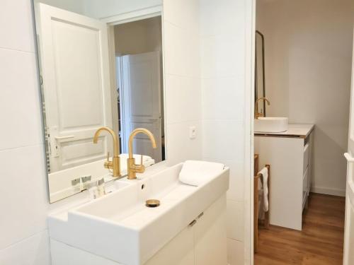 a white bathroom with a sink and a mirror at Villa Californienne au calme in Berre-les Alpes