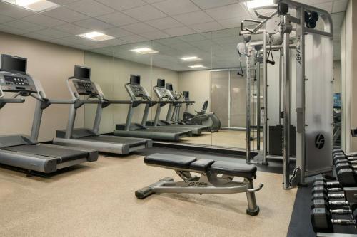 Pusat kecergasan dan/atau kemudahan kecergasan di Residence Inn Newport News Airport