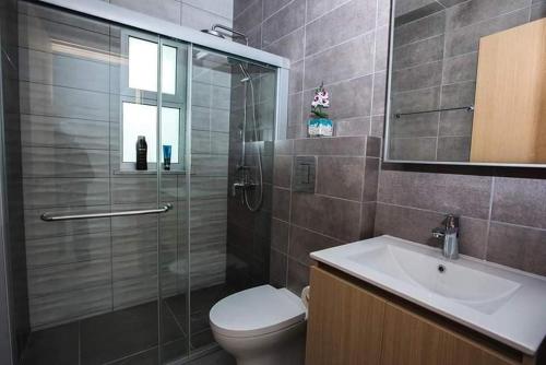 ein Badezimmer mit Dusche, Toilette und Waschbecken in der Unterkunft Aqua Luxe Konnos Beach Ayia Napa Protaras Villa with Sea view in Protaras