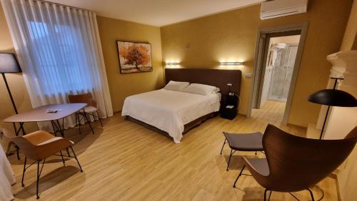 Postel nebo postele na pokoji v ubytování Albergo Trieste Boves - Ricetto Suite