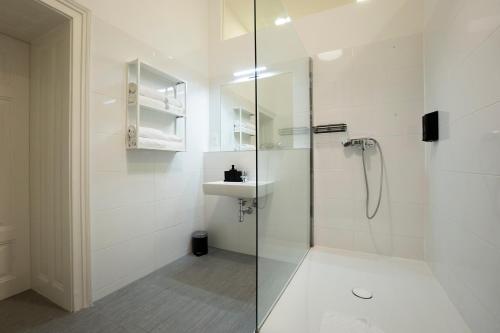 Elegant 2BR Apt near Parliament, Self 24h Check-in